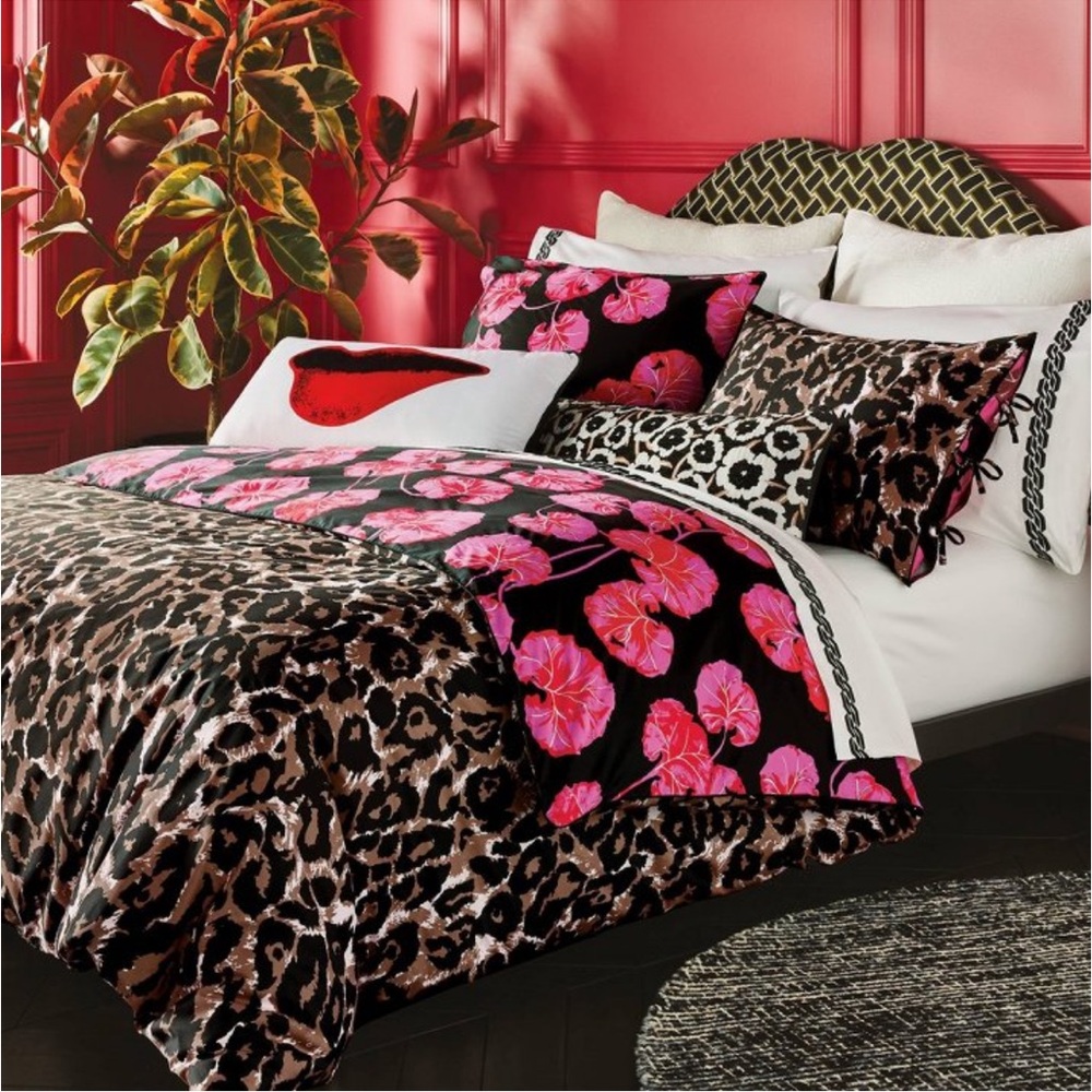 Comforter Bed Set with matching sheets and pillows.